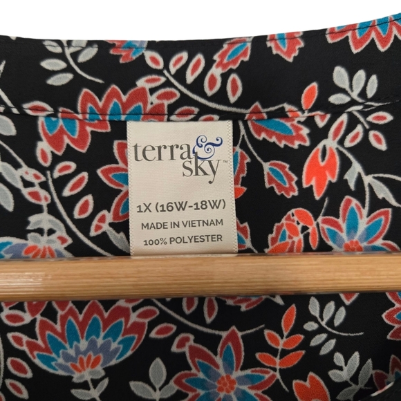 Terra & Sky Black Floral Blouse Size 1X - Picture 2 of 4